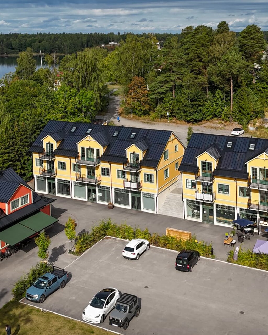 Markusplatsen i Stämmarsund med Lilla Hotellet, gula hyreshus och skärgården i bakgrunden